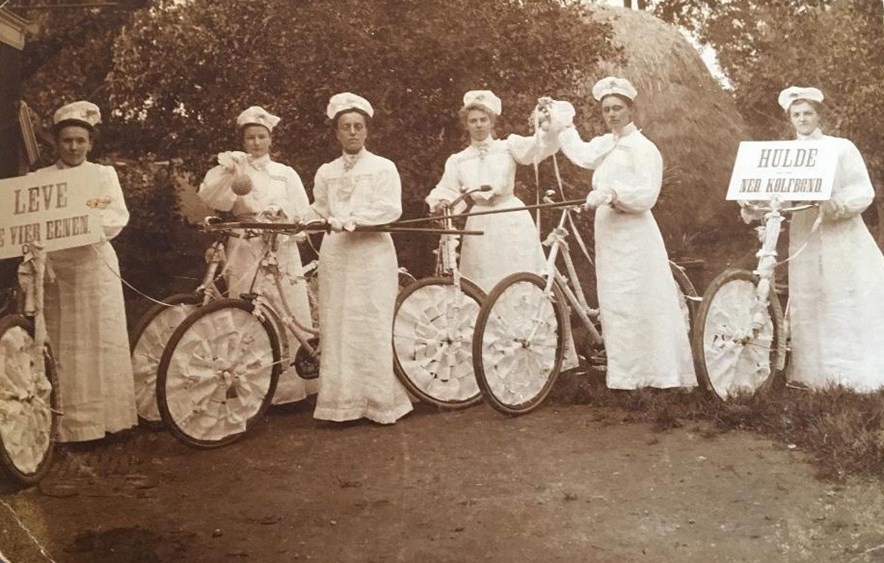 nk-kolf1905_wedstrijd-met-versierde-fietsen-normaal